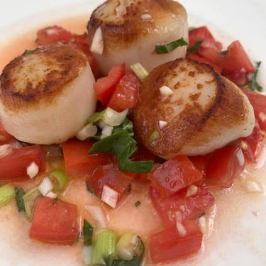 Pan-Seared Scallops with fresh tomato-lemon sauce